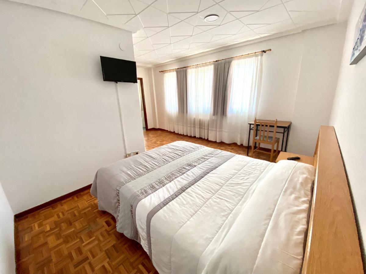 Garden Lodge Hostal Evencio Рибадавия Экстерьер фото