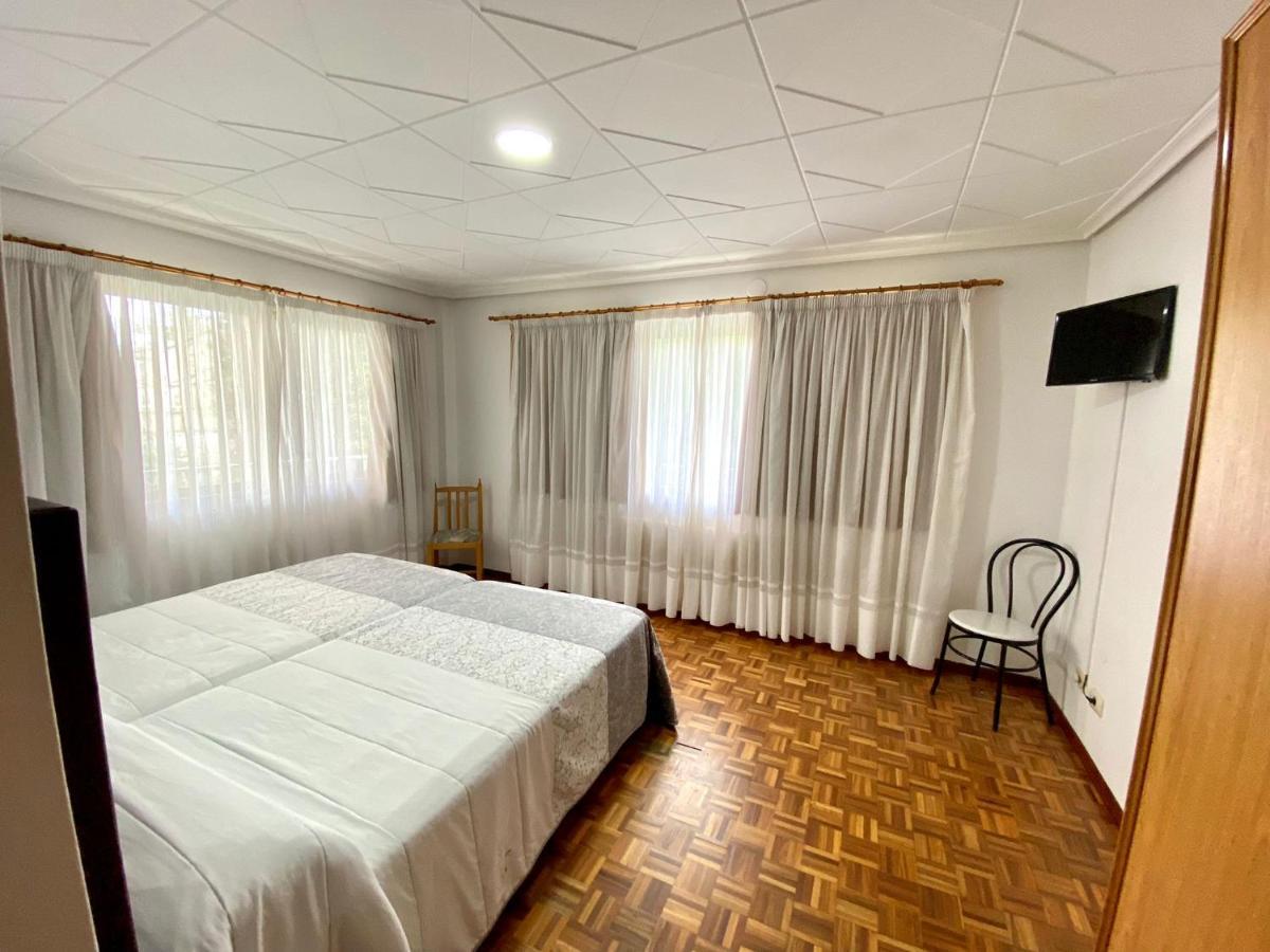 Garden Lodge Hostal Evencio Рибадавия Экстерьер фото