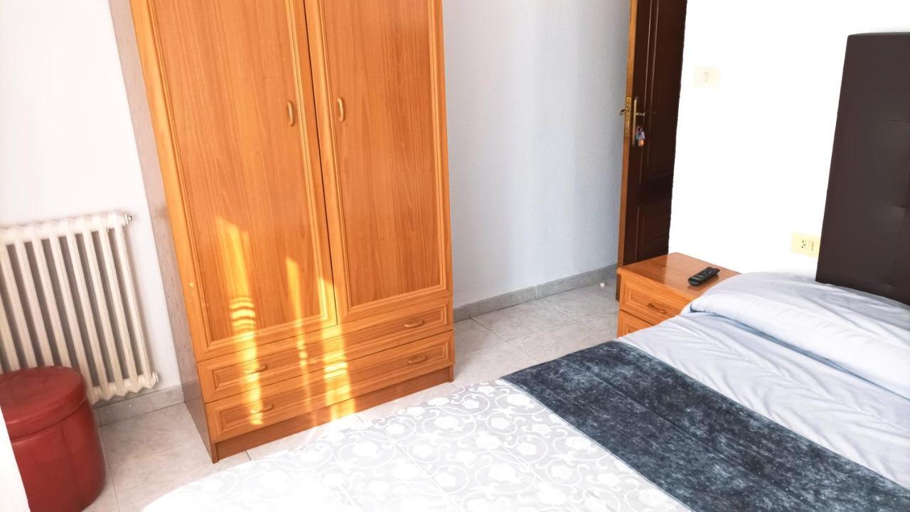 Garden Lodge Hostal Evencio Рибадавия Экстерьер фото